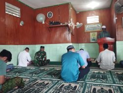 Tingkatkan iman dan taqwa, Anggota Koramil Siriwo dan Masyarakat laksanakan ibadah sholat jum’at berjamaah di Masjid Al-Hidayah