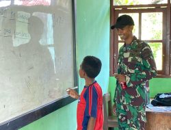 Tingkatkan Semangat Belajar Siswa Satgas Yonif 131/BRS Menjadi Guru Bantu Di Perbatasan Papua