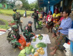Dorong Pertumbuhan Ekonomi : Satgas Yonif 641/Bru Borong Hasil Tani Mama-Mama Papua