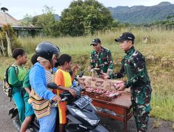 Tebar Berkah di Hari Jumat, Satgas Yonif 512/QY Berbagi Makanan Sehat ke Masyarakat Oksibil