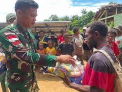 Peduli masyarakat perbatasan, Satgas Yonif 144/JY menjalin Komsos dan berikan bantuan sembako