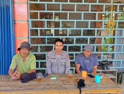 Sambangi Warga Sedang Nongkrong, Patroli Polsek Kuala Behe Ajak Warga Jaga Kamtibmas Yang Kondusif