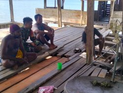 Babinsa Koramil 1705-03/Kwatisore Melaksanakan Komunikasi Sosial dengan Warga Binaan di Kampung Akudiomi Distrik Yaur
