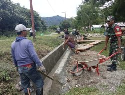 Babinsa Koramil 1705-02/NAPAN Membantu Pengecoran Pembuatan Saluran Irigasi Kantor Kampung Nifasi