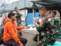 Fasilitas Kesehatan Jauh, Satgas Yonif 323 Kostrad Gelar Pelayanan Kesehatan Gratis