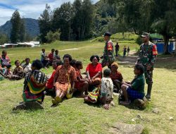 Jalin keakraban Danramil dan Babinsa Homeyo Laksanakan Komunikasi Sosial dengan Warga Kampung Pogapa