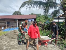 Semangat Gotong Royong Babinsa Siriwo Bantu Angkut Pasir dalam Pembangunan Rumah Warga