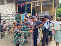 Wujud Kepedulian Antar Sesama Satgas Yonif 131/BRS Berbagi Kebahagiaan dengan Membagikan Pakaian Gratis Untuk Masyarakat Papua