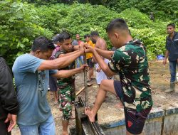 Peduli Lingkungan, Satgas Yonif 131/BRS Perkuat Sinergi dengan Masyarakat melalui Karya Bakti Bersihkan Saluran Air