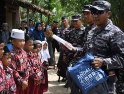 TNI AL Beri Tali Kasih Untuk Anak-Anak Pesisir Yang Tangguh Dukung Semangat Belajar di Tengah Tantangan