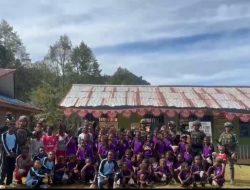 Pos Mesna Satgas Yonif 642/Kps Bagikan Jajanan Ringan Kepada Anak-Anak Papua