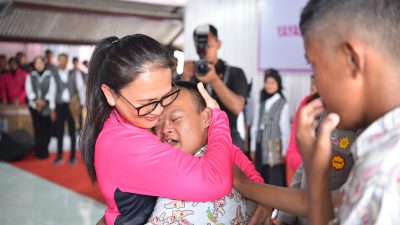 Penuh Haru, Siswa SLB Kemala Bhayangkari 2 Gresik Menangis Dipelukan Ibu Kapolri Ny. Juliati Sigit Prabowo