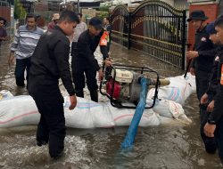 Brimob Polda NTB Gerak Cepat Evakuasi Warga Terdampak Banjir di Mataram
