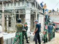 Babinsa Koramil Bubulan Bojonegoro Bantu Warga Ngorogunung Pasang Genteng Rumah