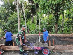 Dengan Penuh Semangat, Babinsa Napan Bantu Warga Melaksanakan Penimbunan Halaman Warga Di Wilayah Binaan