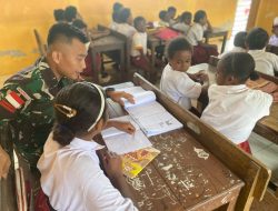 Memotivasi Pelajar di Perbatasan Papua, Satgas Yonif 131/BRS Mengajar dan Bagikan Perlengkapan Sekolah