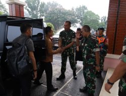 Dandim 0418/Palembang Antarkan Keberangkatan Pangdam II/Sriwijaya Di Bandara SMB II Palembang