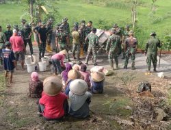 Tak Mau Kalah dengan Prajurit TNI, Emak-emak Desa Kalinanas Ikut Andil Sukseskan TMMD