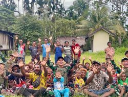 Ciptakan Kebersamaan Dengan Masyarakat Papua, Satgas Yonif 131/BRS Makan Siang Bersama Kepada Warga Kampung Skofro