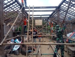 Gotong Royong Menjadi Budaya Babinsa Dalam Membangun Rumah Warga