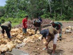 Walau Panas Terik, Warga Bersama Aggota Satgas TMMD 123 Kodim 1416/Muna Tetap Semangat