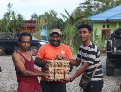 Bentuk Kepedulian, Personel Operasi Damai Cartenz 2025 Salurkan Bantuan Sembako di Yalimo