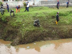 Anggota Kodim 0819 Pasuruan Terjun Langsung Bersihkan Sungai, Peringati Hari Jadi Kota Pasuruan