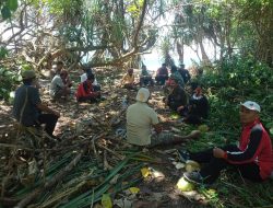 Jaga Keasrian Wisata, Babinsa dan Warga Masyarakat Bersih-Bersih Pantai Ngudel