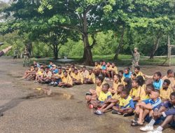 Membangun Karakter, Satgas 141/AYJP Latihkan Baris Berbaris Siswa