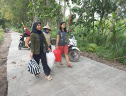 Antusias Ibu-Ibu Pembawa Senyum Mewarnai Pelaksanaan TMMD di Desa Kalinanas