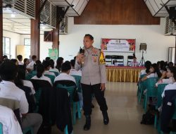 Meriah! Kapolres Landak Hibur Siswa SMA Maniamas Setelah Sosialisasi Penerimaan Polri