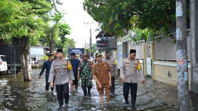 Kembali Turun ke Lokasi Bencana, Polres Gresik Gelar Baksos di Dua Titik Bencana Banjir Kali Lamong di Cerme