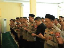 Polres Gresik Gelar Salat Ghaib untuk Tiga Polisi yang Gugur di Lampung