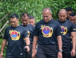 Danpasmar 1 Tinjau Lahan Ketahanan Pasmar 1 Sambil Berolahraga
