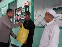 Safari Ramadhan, Kapolres Metro Jakbar Shalat Jumat dan Bagikan Sembako di Cengkareng