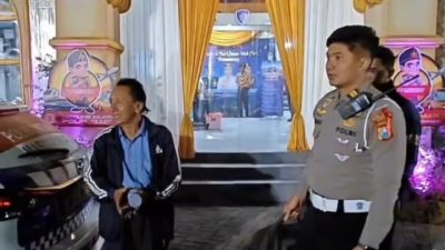 Polri untuk Masyarakat, Polres Gresik Bantu Antar Bapak Jariman Pulang Kampung Jenguk Orangtua Sedang Sakit