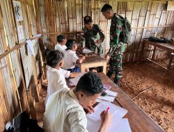 Satgas Pamtas RI-RDTL Yonarhanud 15/DBY Pos Oepoli Tengah Bantu Mengajar di SMP Oepoli