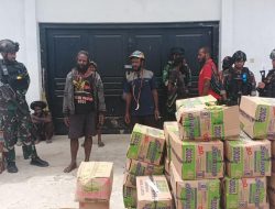 Sukacita Masyarakat Distrik Sinak menerima Sembako dari Pemerintah melalui Personel Satgas Yonif 751/VJS