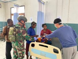 Sigap, Satgas Yonif 715/Mtl Bantu Evakuasi Anak Papua ke RS