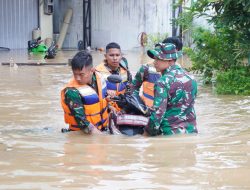 Tim Satgas Siaga Bencana Koops Udara I Bantu Evakuasi Warga Kalibata Terdampak Banjir