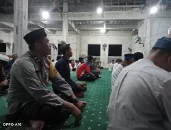 Personil Polsek Mandor Laksanakan Sholat Tarawih Keliling di Masjid – Masjid Yang Ada Di Kecamatan Mandor