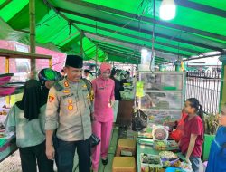 Hangatnya Silaturahmi! Kapolres Landak Belanja Takjil di Depan Masjid Syuhada