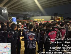 Dirikan Dapur Lapangan, Polri Bagikan 500 Porsi Makanan untuk Korban Bajir Rawajati