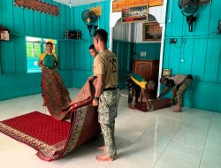 Satgas Pamtas Yonarmed 11 Kostrad Bersama TDM dan Warga Gotong Royong Bersihkan Masjid Al-Ikhlas di Perbatasan