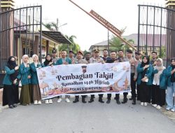 Polres Bireuen Dan Mahasiswa Bagi – bagi Takjil Kepada Masyarakat