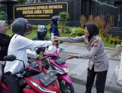 Berbagi Takjil Jelang Buka Puasa, Ditlantas Polda Jatim Ajak Masyarakat Tertib Berlalu Lintas