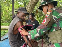 Bantu Kesulitan Masyarakat, Satgas Yonif 131/BRS Berikan Pelayanan Kesehatan di Kampung Mosso Papua