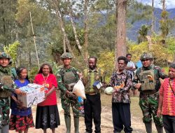 Bantu Warga Kampung Wuloni Distrik Ilaga, Pos TNI Bagikan Sargal