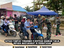 Satgas Pamtas Yonarmed 11 Kostrad Bagikan Takjil kepada Masyarakat di Perbatasan