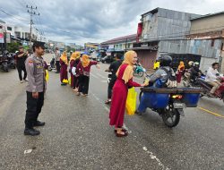 Semangat Berbagi Kebaikan Polsek Ngabang Berbagi Takjil Untuk Pengendara Yang Melintas